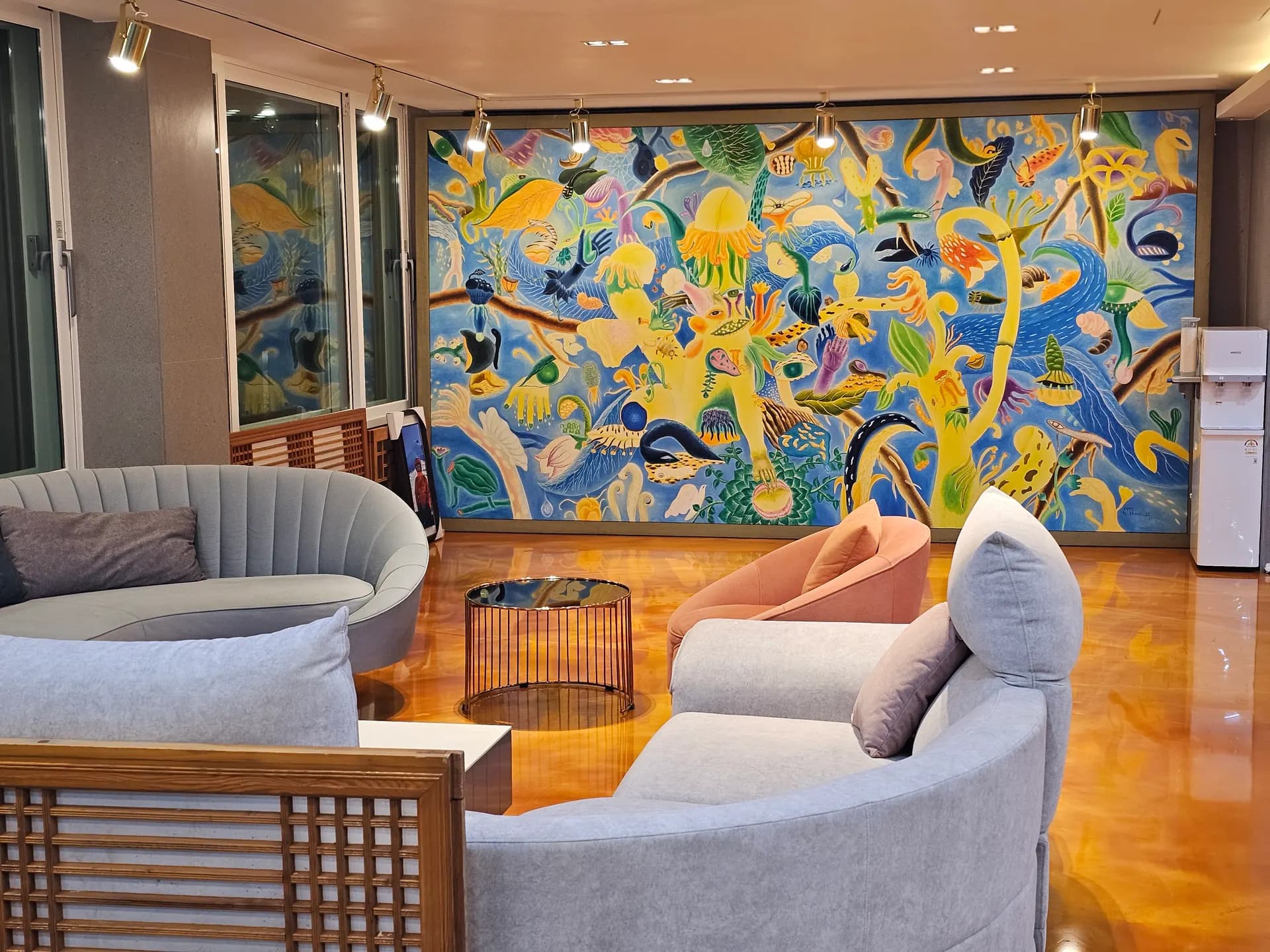 HOTEL 267 홈페이지 메인 배너, 테라스와 산자락 풍경